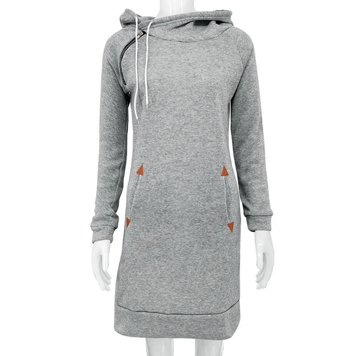 Modieuze capuchonjurk voor dames met praktische zakken. Ideaal als casual jurk en winterjurk.