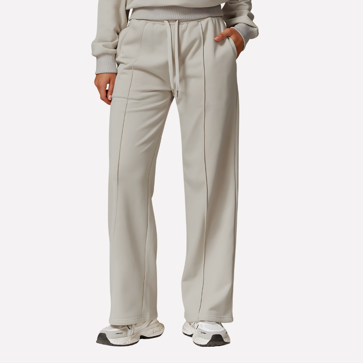 Relaxte pasvorm dames joggingbroek met wijde pijpen, hoge taille en zachte stof voor optimaal comfort.