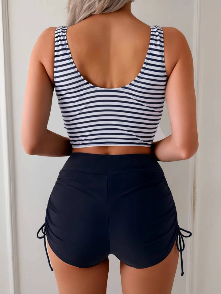 Perfecte strandoutfit: tankini top met strepen en effen hoge taille broekje