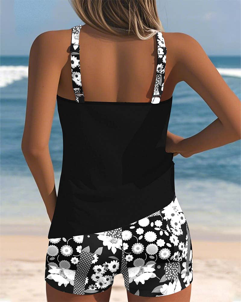 Meerkleurige dames tankini met levendige bloemenprint en praktische verstelbare schouderbandjes en shorts.