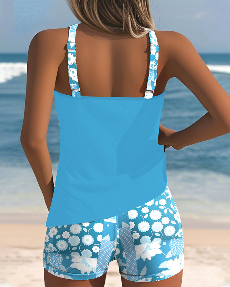 Modieuze dames strandkleding: bloemen tankini top en comfortabele zwemshort met verstelbare bandjes.