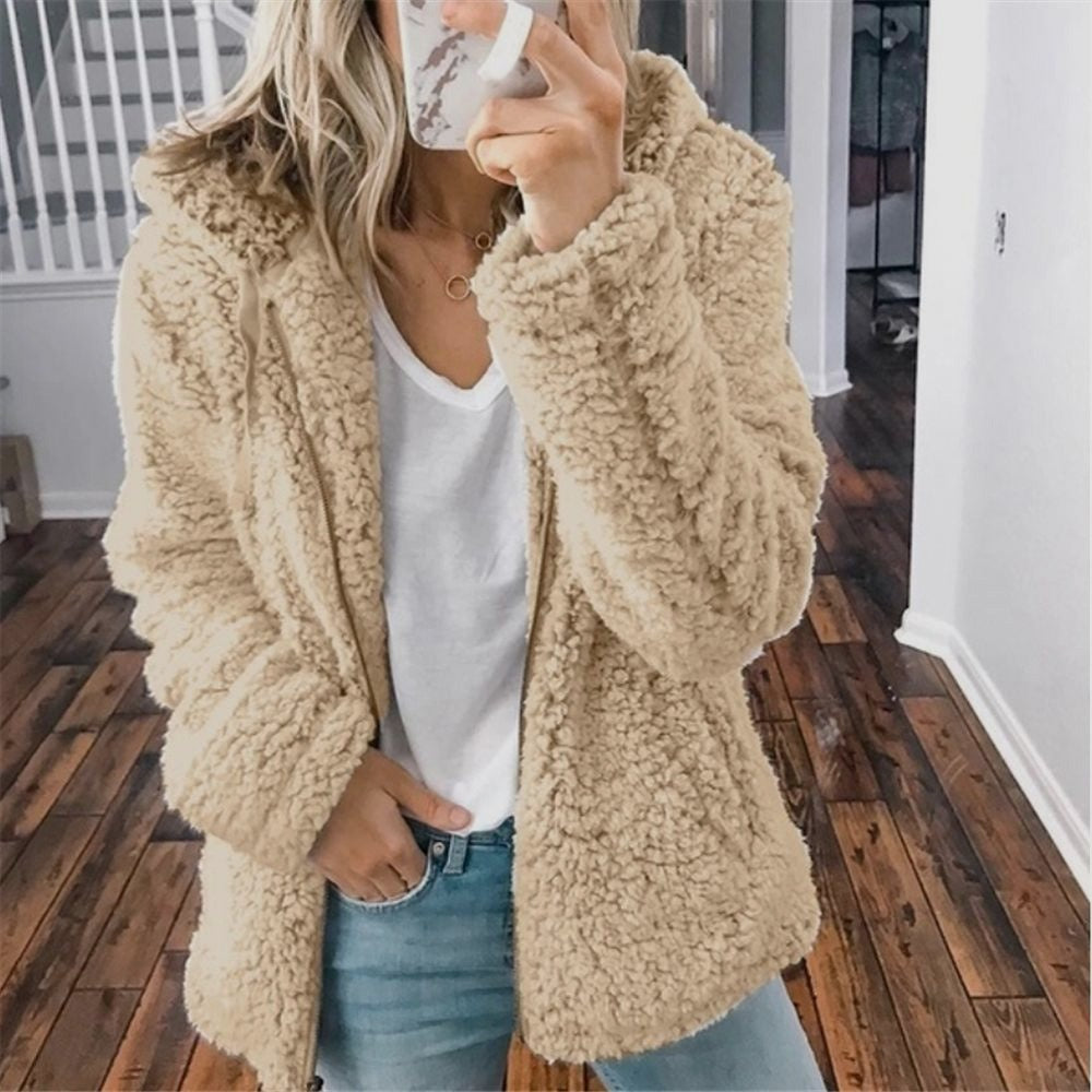 Zacht fleece damesvest met capuchon, perfect als warm teddyvest voor de winter.