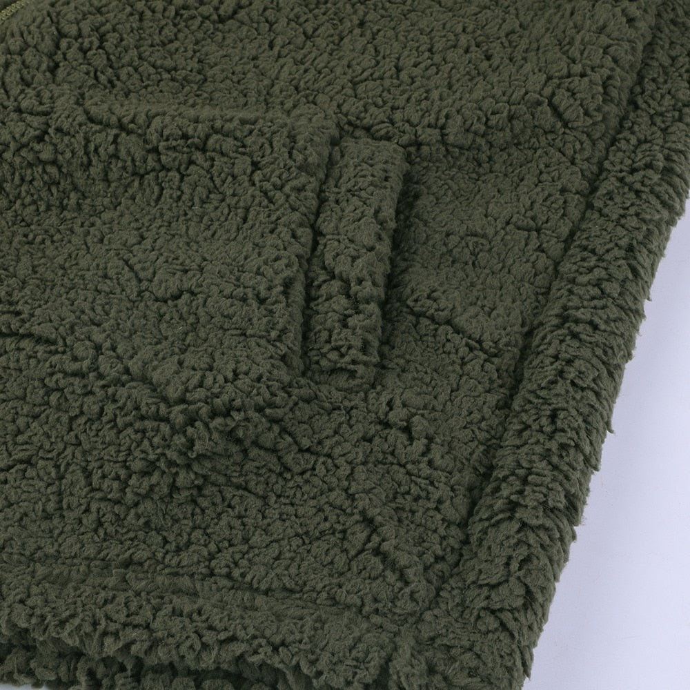 Zacht dames teddyvest met capuchon, ideaal voor comfortkleding en winterwarmte.