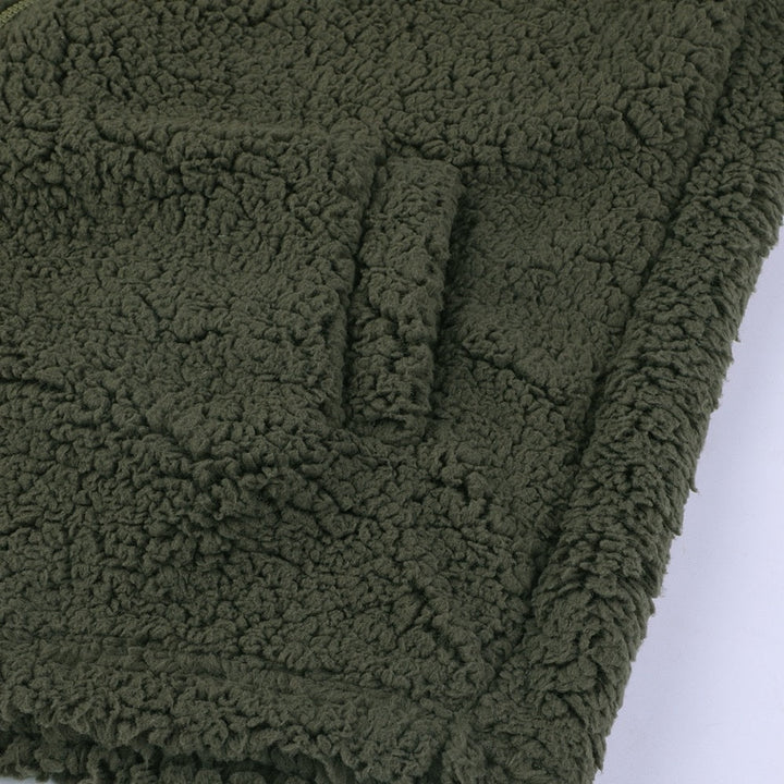 Zacht dames teddyvest met capuchon, ideaal voor comfortkleding en winterwarmte.