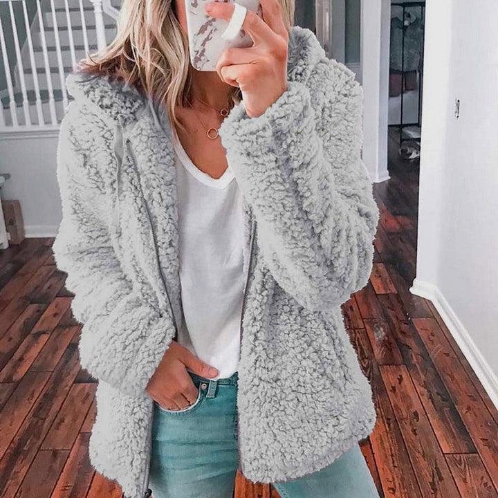 Modieus oversized teddyvest met capuchon voor dames, heerlijk zacht en warm.