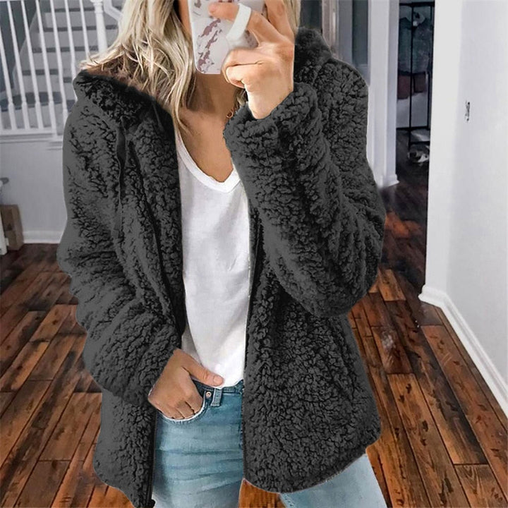 Capuchonvest van zachte teddy stof, een warm en comfortabel dames kledingstuk.
