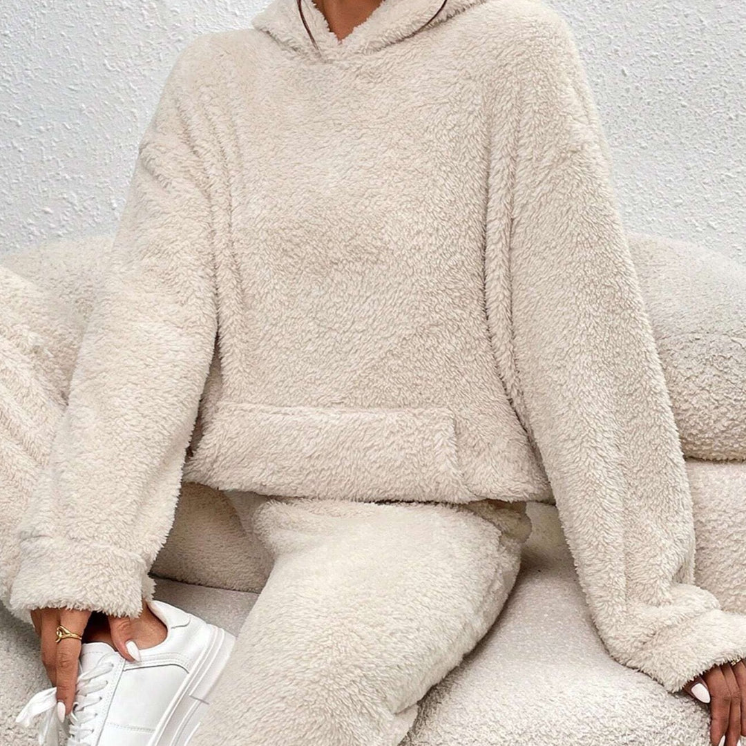 Dames teddy huispak Lana met capuchon. Ultiem comfortabele, zachte en warme loungewear set voor winter.