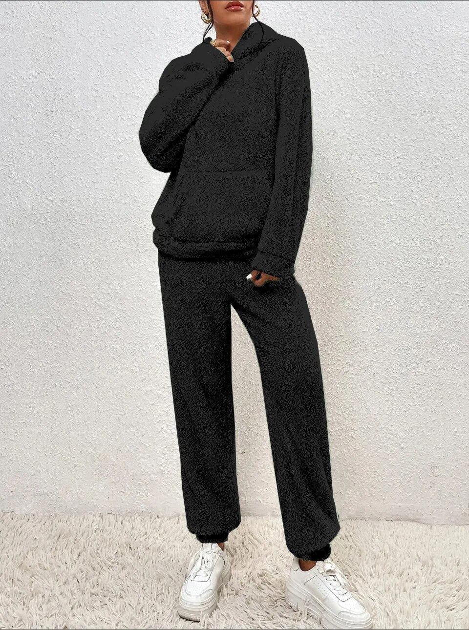 Vooraanzicht dames teddy huispak Lana met capuchon. Zachte, warme loungewear set voor ultiem comfort.