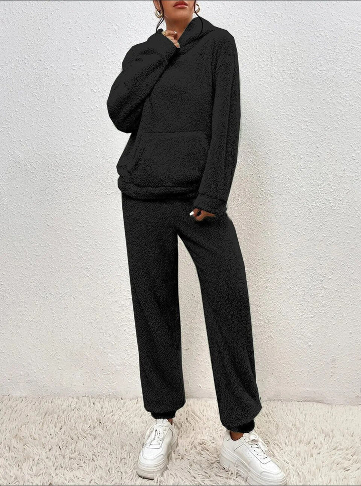 Vooraanzicht dames teddy huispak Lana met capuchon. Zachte, warme loungewear set voor ultiem comfort.