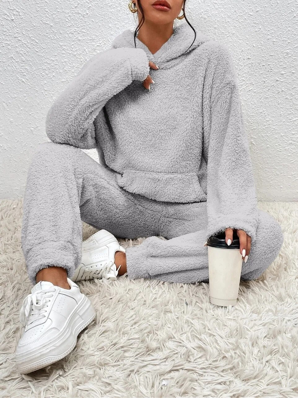 Veelzijdig dames teddy huispak met capuchon. Comfortabele winterkleding en modieuze relaxkleding set.