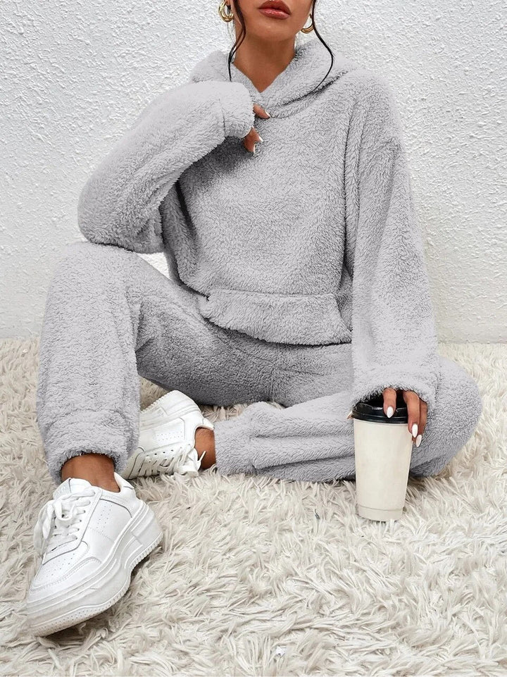Veelzijdig dames teddy huispak met capuchon. Comfortabele winterkleding en modieuze relaxkleding set.