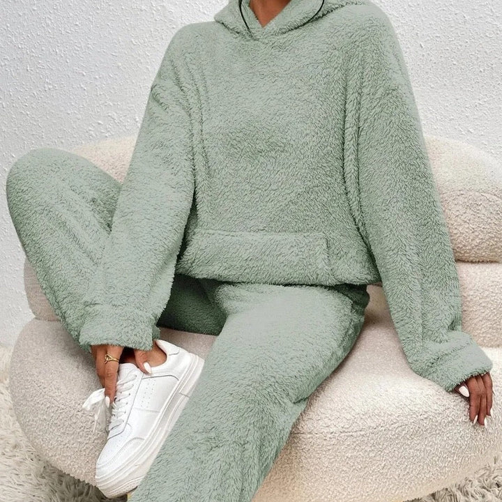 Zacht teddy huispak voor dames. Comfortabele winterkleding set met capuchon, ideaal om heerlijk te relaxen.