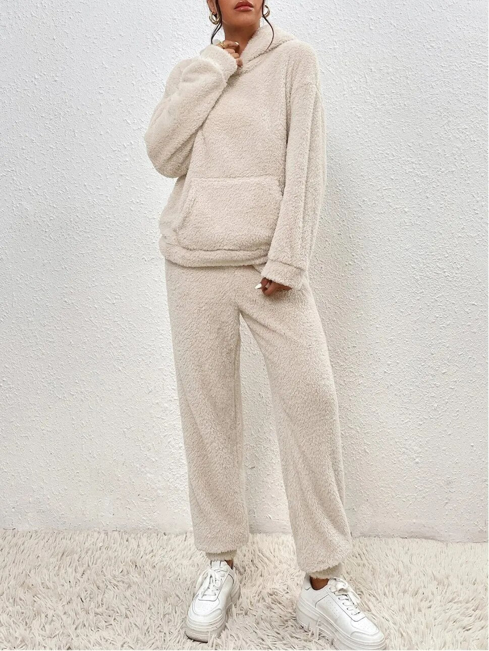 Ultra-comfortabel dames teddy huispak Lana. Warme loungewear set met capuchon voor zachte winterdagen.