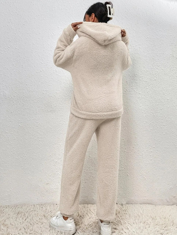 Trendy dames teddy huispak set met capuchon. Perfecte comfortabele winterkleding en modieuze relaxkleding.