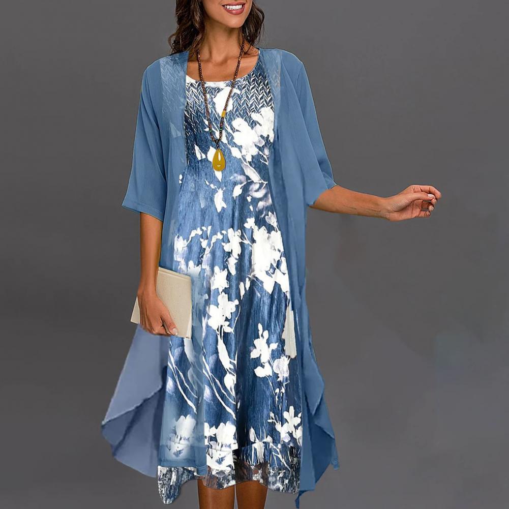 Tweedelige dames zomerjurk set met chic bloemdessin en vest. Ideaal voor elegante casual look.