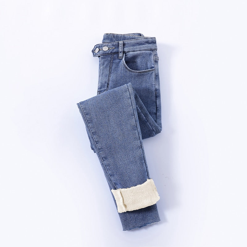 Modieuze stretch dames thermobroek, zacht en comfortabel voor winterse avonturen.