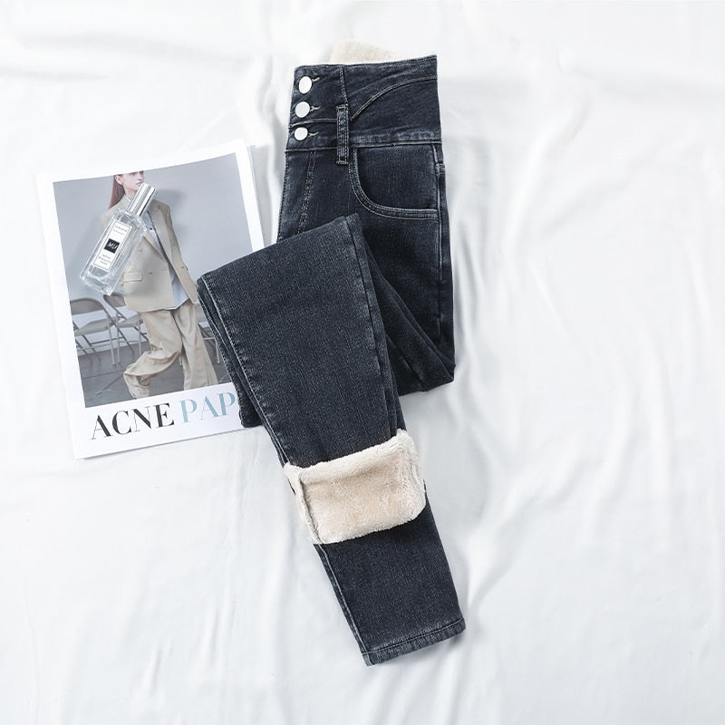 Elastische dames thermobroek, biedt warmte en comfort. Ideale wintermode voor vrouwen.