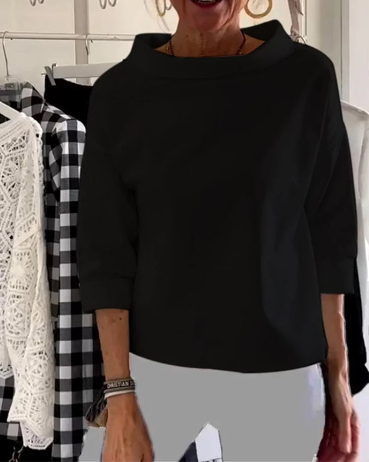 Comfortabele dames top met brede revers en halve col. Een veelzijdige keuze voor herfst- en lentemode.