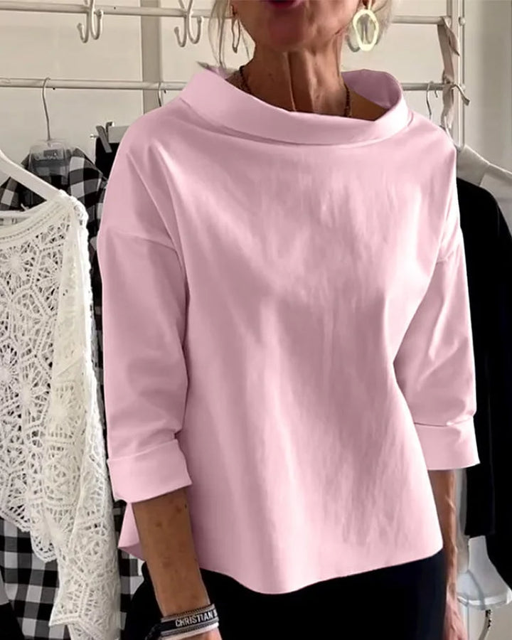 Stijlvolle dames top met brede revers & halve col. Combineert comfort met moderne vrouwen mode trends.