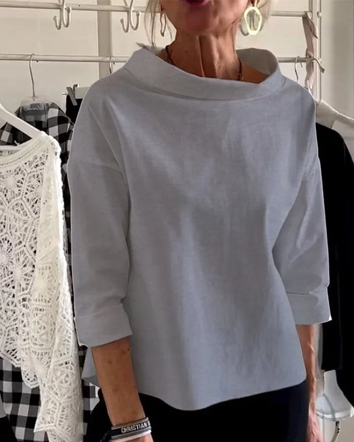 Modieuze dames top met brede revers en halve col, een chique toevoeging aan je garderobe. Perfect voor vrouwen.