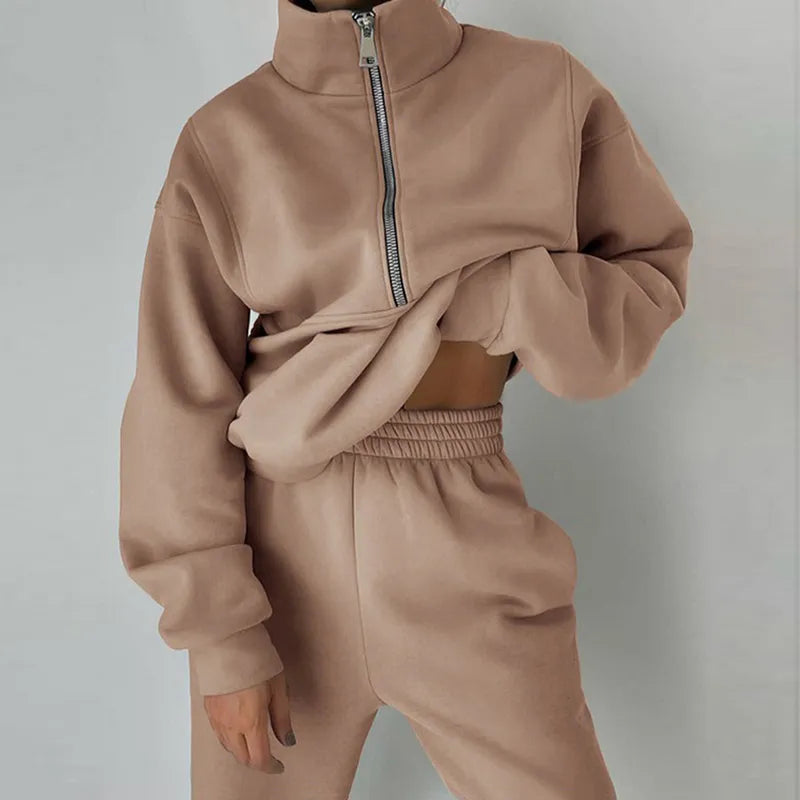 Dames trainingspak Ava, comfortabel en stijlvol, perfect voor loungewear en vrije tijd. Losse pasvorm, hoge taille.