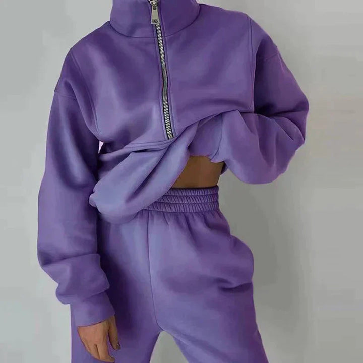 Stijlvol dames trainingspak Ava in zachte stof, perfect voor thuis of onderweg. Hoge taille en sportieve look.