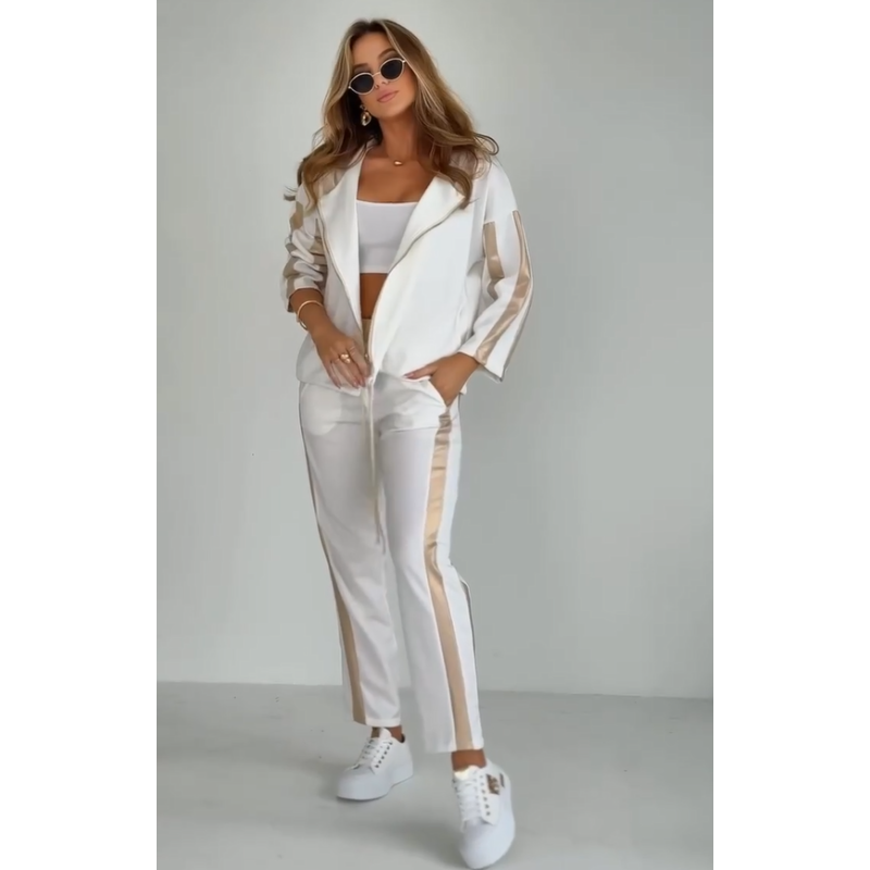 Dames trainingspak met capuchon en trendy streepdessin, perfect voor casual comfort en vrijetijd.