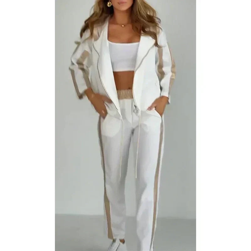 Comfortabel tweedelig dames trainingspak, gestreept met capuchon en tailleband voor een sportieve look.