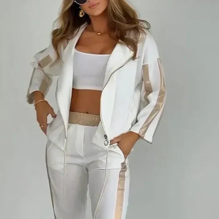 Casual dames kleding set: gestreept trainingspak met capuchon, ideaal als loungewear of vrijetijdskleding.