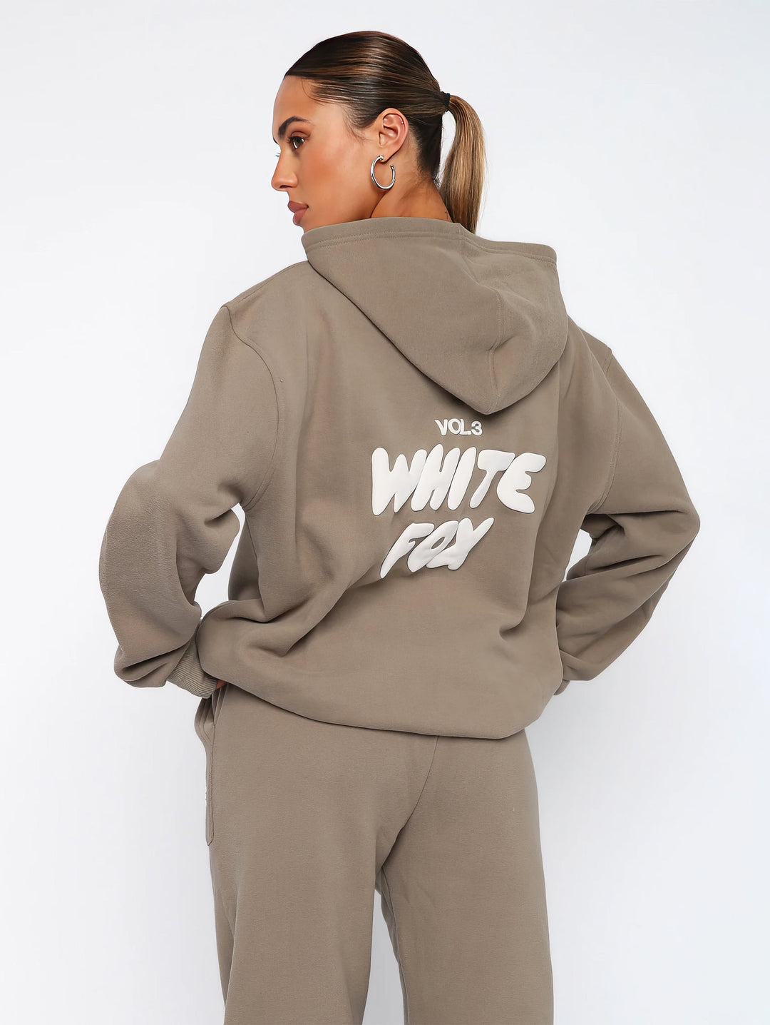 Modieus dames trainingspak Zoë, perfect voor sport of een casual look, in het bordeaux.