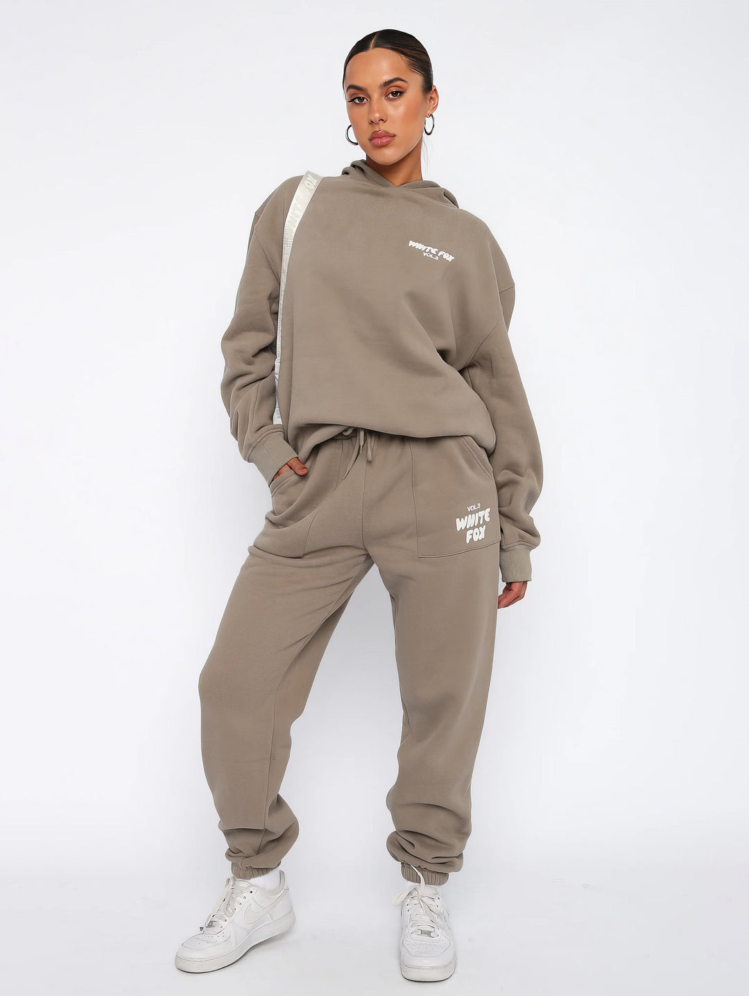 Comfortabel en trendy Zoë dames trainingspak, complete sportkleding set voor alle seizoenen.