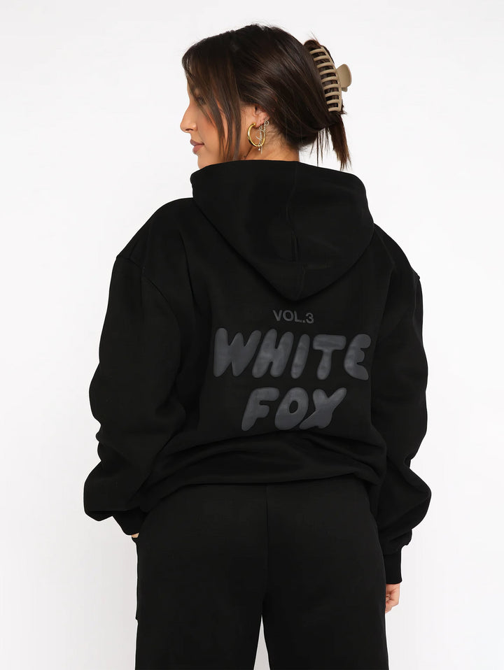 Trendy dames trainingspak Zoë, sportkleding met modieuze flair, verkrijgbaar in diverse kleuren.