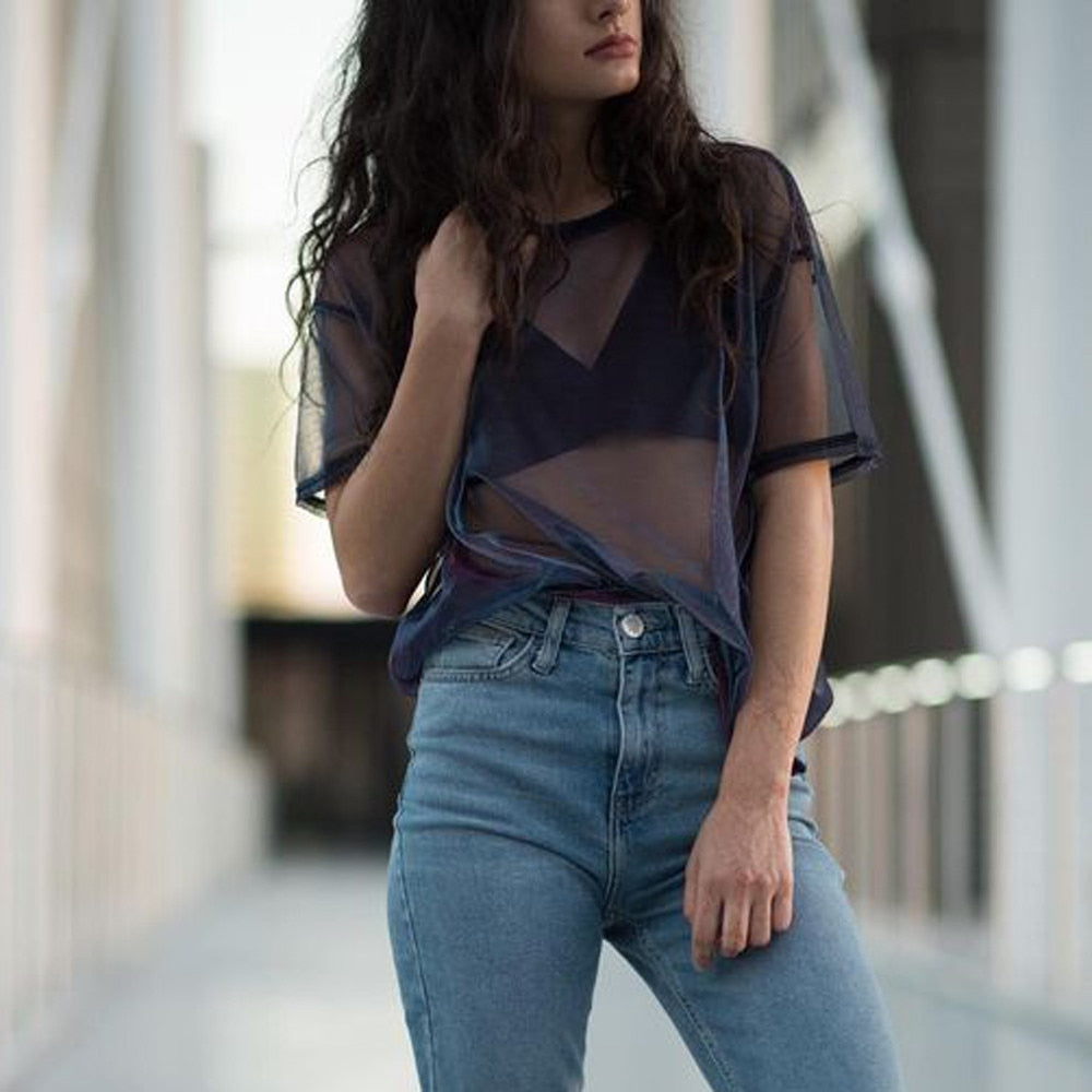 Stijlvolle blauwe transparante dames top, perfect als zomers shirt voor een trendy en veelzijdige look.