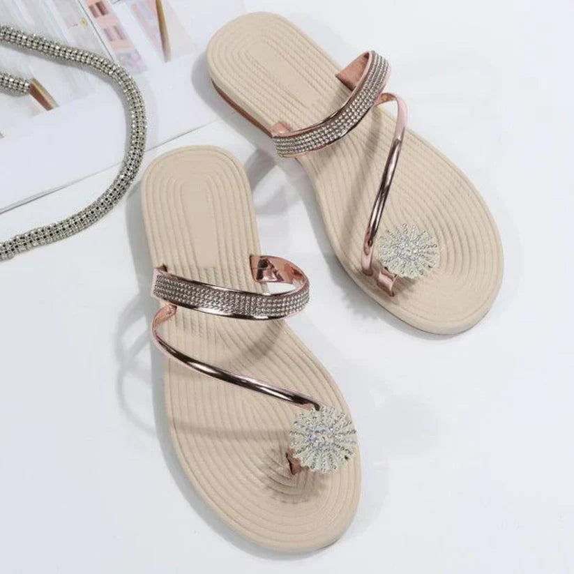 Close-up van het sprankelende sneeuwvlokdetail op trendy Arluna dames sandalen. Uniek design.