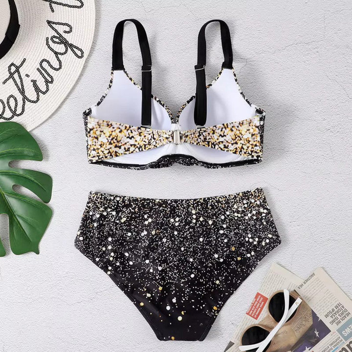 Moderne dames bikini met hoge taille broekje en gewatteerde top; ideaal voor de zomer aan het strand.