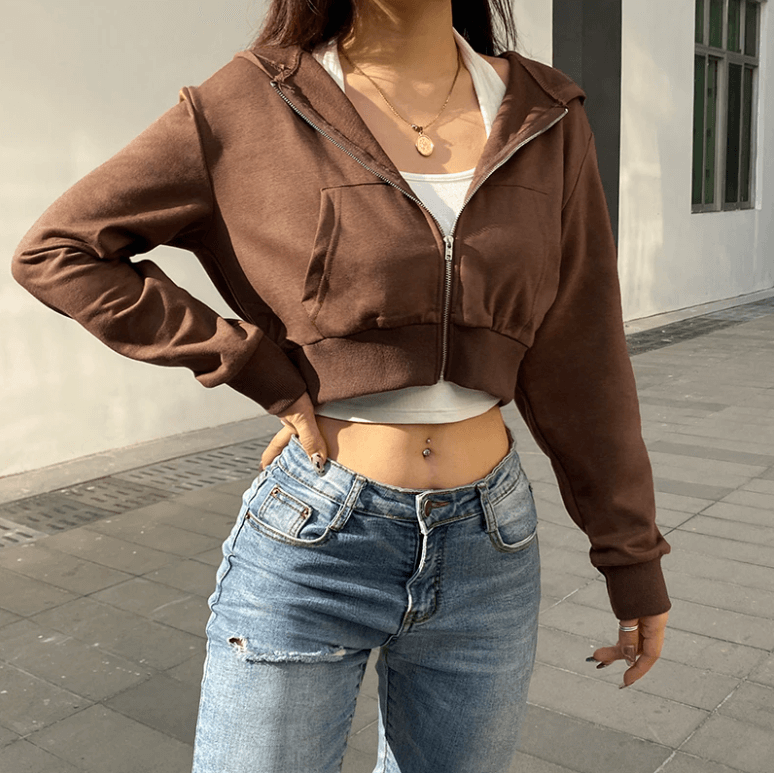Modieuze roze dames cropped hoodie met rits, capuchon en lange mouwen.