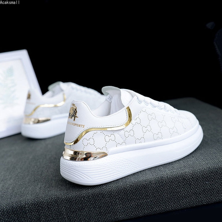 Dames TrienkesSneaks in wit en zilver met gouden accenten, perfect voor stijlvol dagelijks comfort.