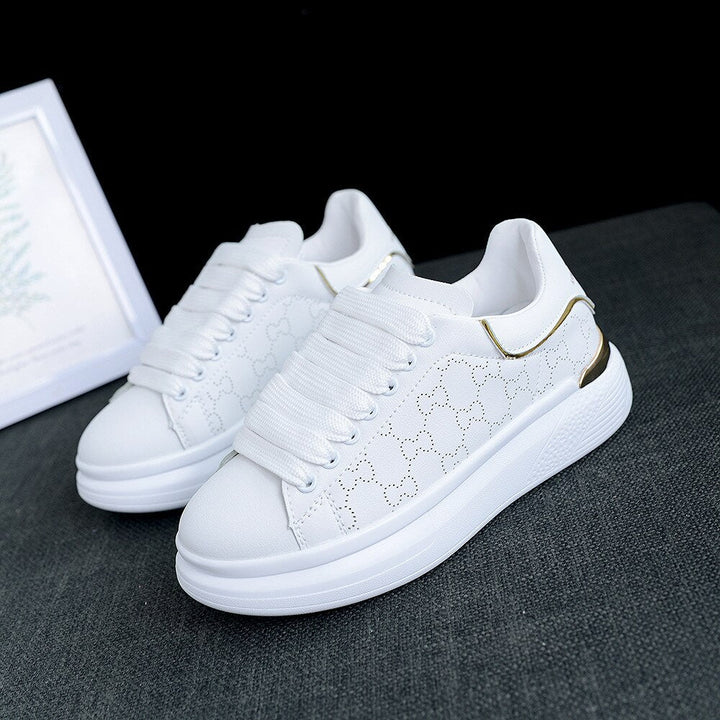 De TrienkesSneaks I, comfortabele en modieuze witte damessneakers met zilveren panelen en gouden details.