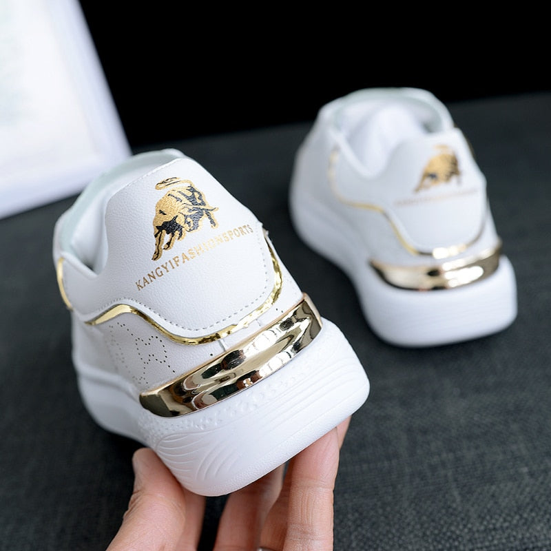 Modieuze witte TrienkesSneaks voor dames; comfortabele casual schoenen met zilver en gouden afwerking.