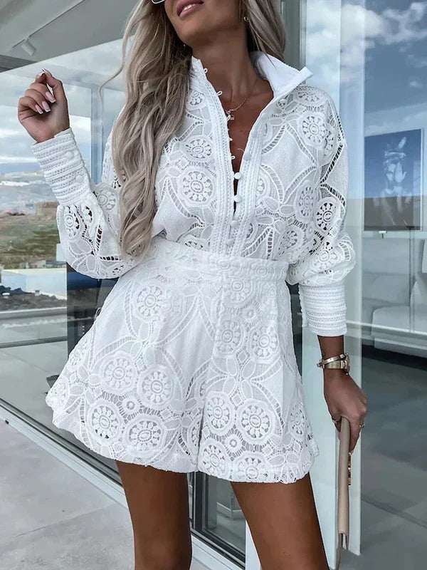 Dames tweedelig zomerset Mira met elegante kanten crop top en shorts, perfect voor strand of vakantie.