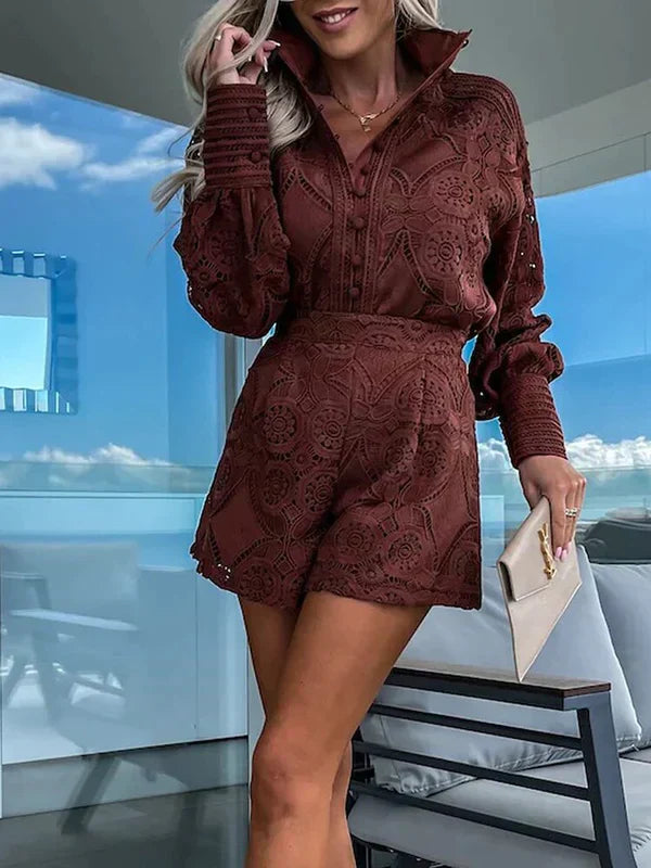 Elegante tweedelige dames set met kanten top en shorts, perfect als strandoutfit of zomerse casual look.