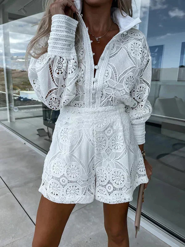Stijlvolle dames tweedelige set voor de zomer, bestaande uit een elegante kanten crop top en matching shorts.
