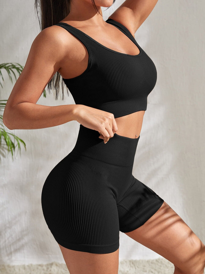 Veelzijdige Sienna damesmode workout set, bestaande uit een stijlvol sportshirt en comfortabele sportshorts.