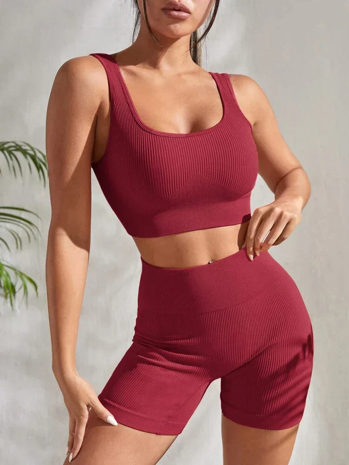 Stijlvolle Sienna dames sportkleding set: ademend sporttop & flexibele shorts, ideaal voor fitness en actieve sport.
