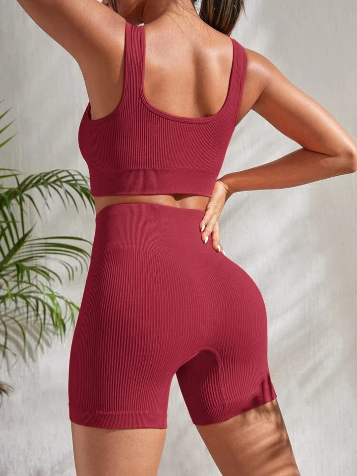 Sienna rode dames workout set met korte broek en bijpassend topje, perfect voor elke intensieve of lichte training.
