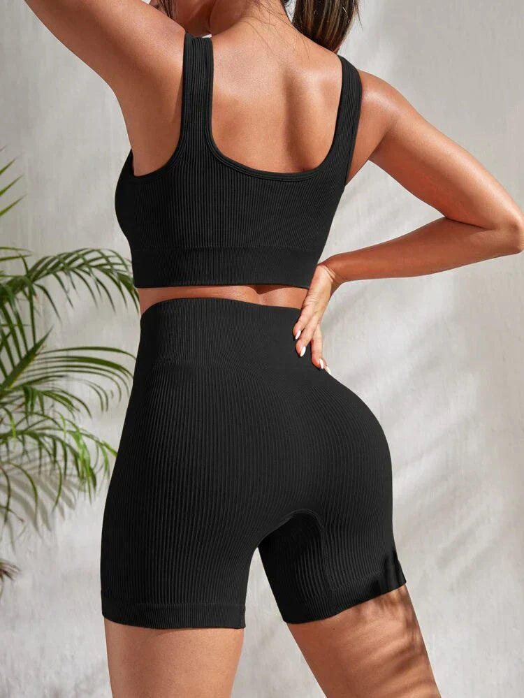 Comfortabele dames yoga kleding set Sienna, bestaande uit een nauwsluitend top en korte sportbroek voor optimale beweging.