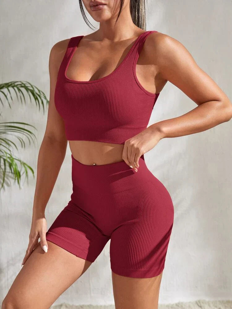 Elegante dames fitnessset Sienna met een ondersteunend sporttopje en flexibele workout shorts, perfect voor de gym.