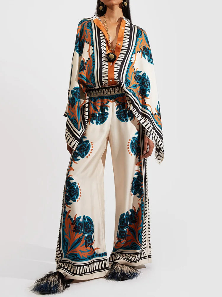 Dames tweedelige linnen streetwear set met modieuze ethno print. Comfortabele zomeroutfit met wijde broek en staande kraag.