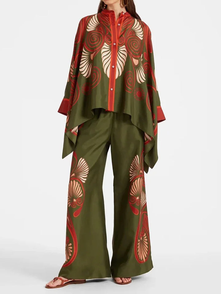 Trendy dames tweedelige reisoutfit van linnen. Comfortabele streetwear set met ethno print, wijde broek en staand kraag shirt.