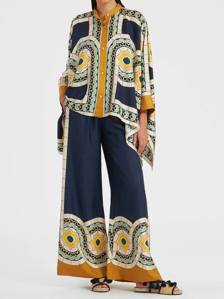Modieuze dames tweedelige zomeroutfit met opvallende ethno print. Linnen streetwear set met comfortabele wijde broek.